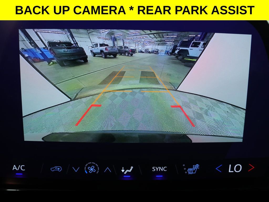 Used 2025 Chevrolet Traverse LT image 10