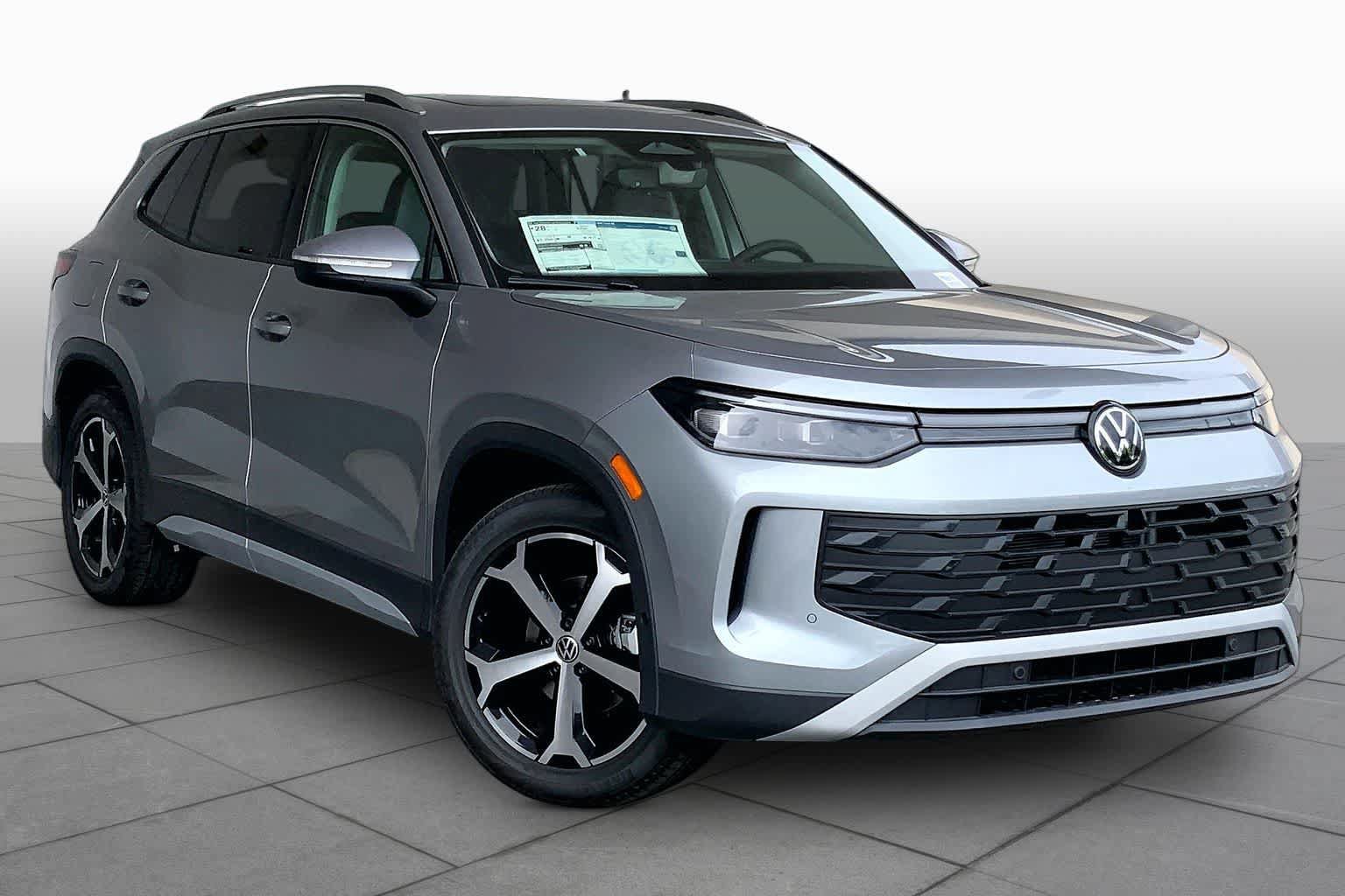 New 2026 Volkswagen Tiguan SE FWD image 2