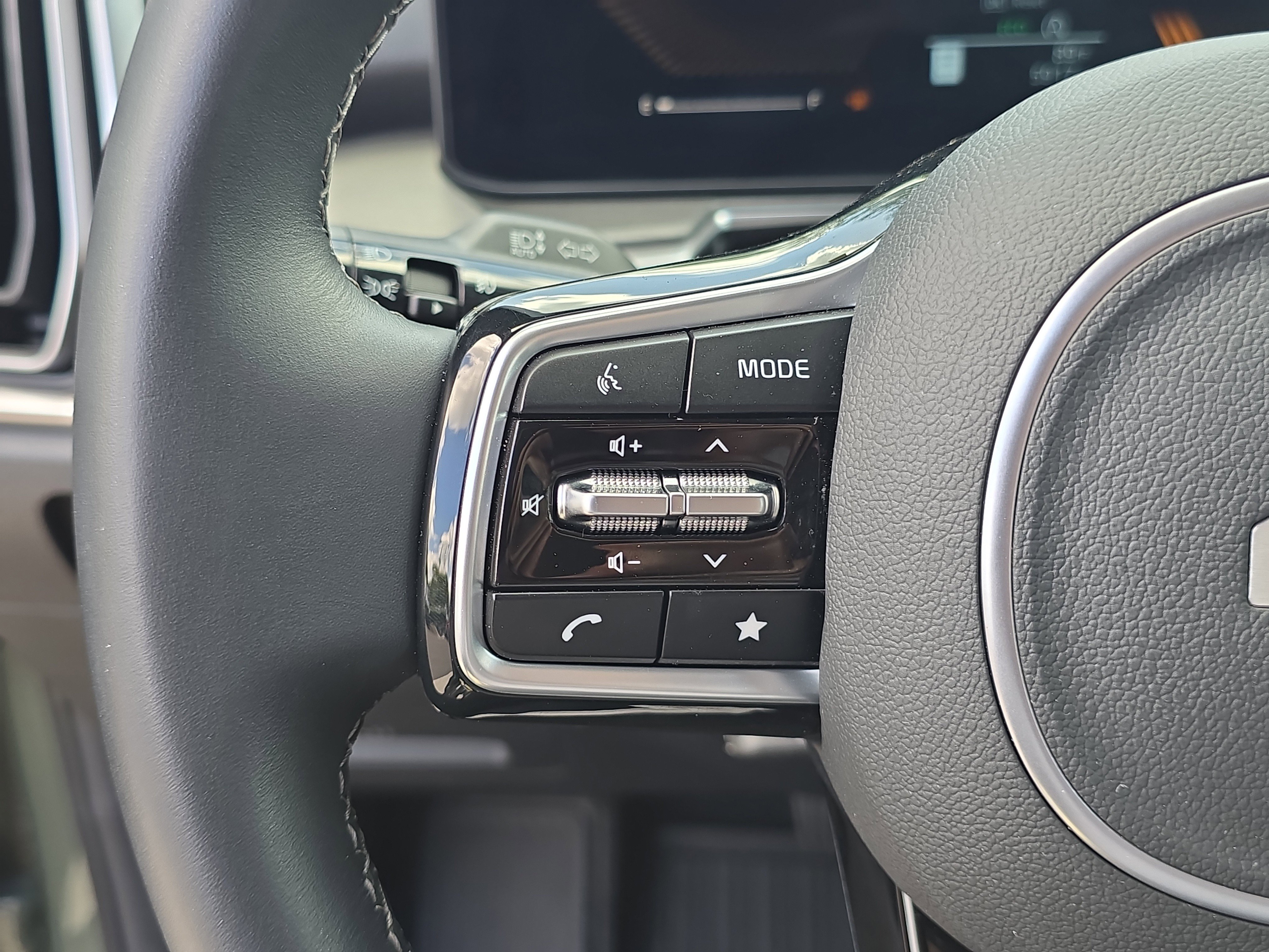 Certified 2025 Kia Sorento X-Line EX image 31