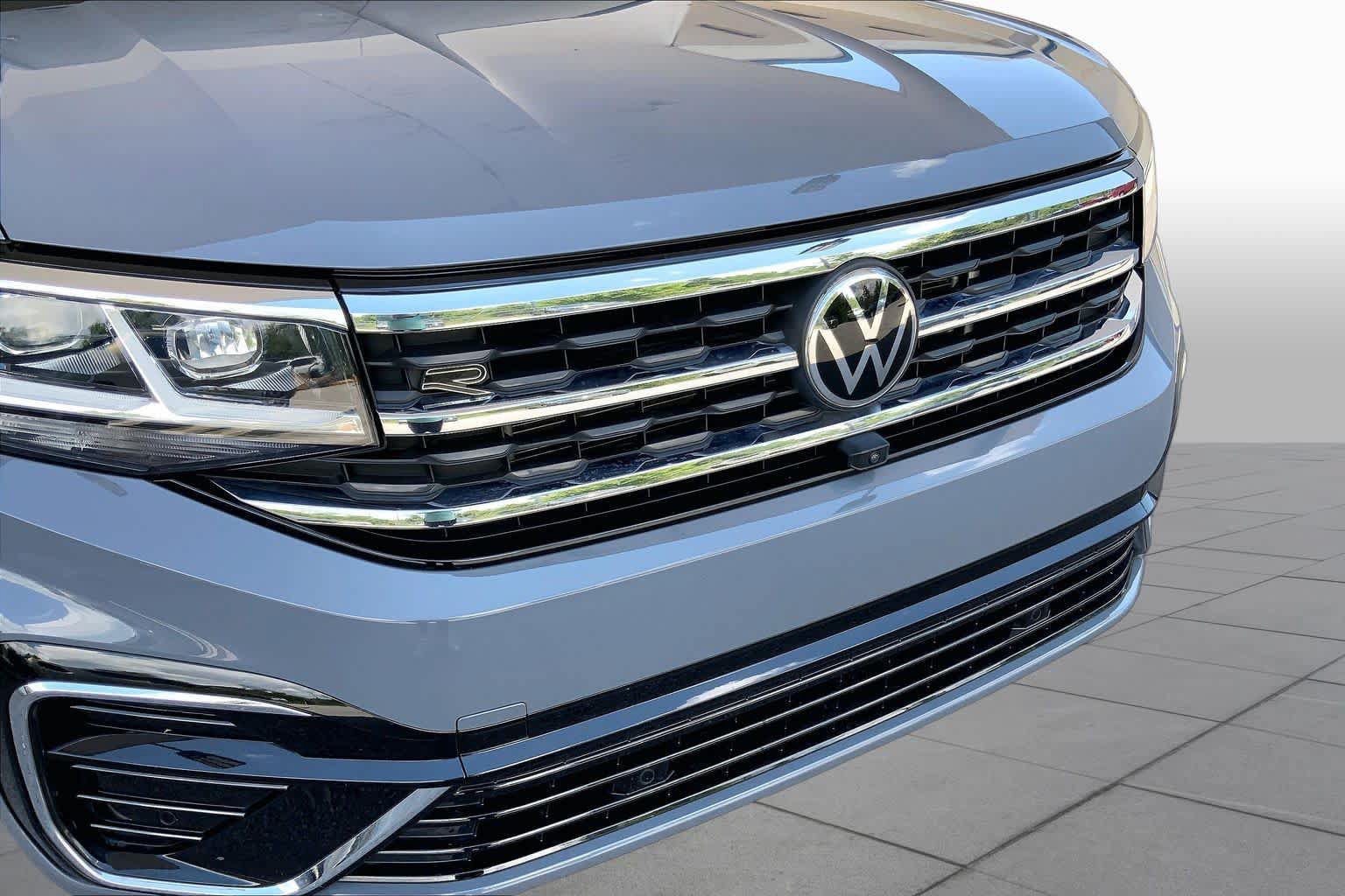 Used 2022 Volkswagen Atlas Cross Sport SEL Premium R-Line AWD/4WD image 32