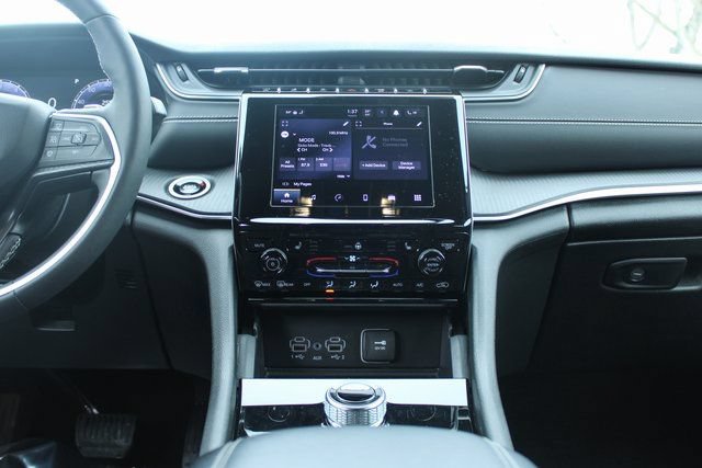 Used 2025 Jeep Grand Cherokee Laredo w/ Luxury Tech Group I AWD/4WD image 17