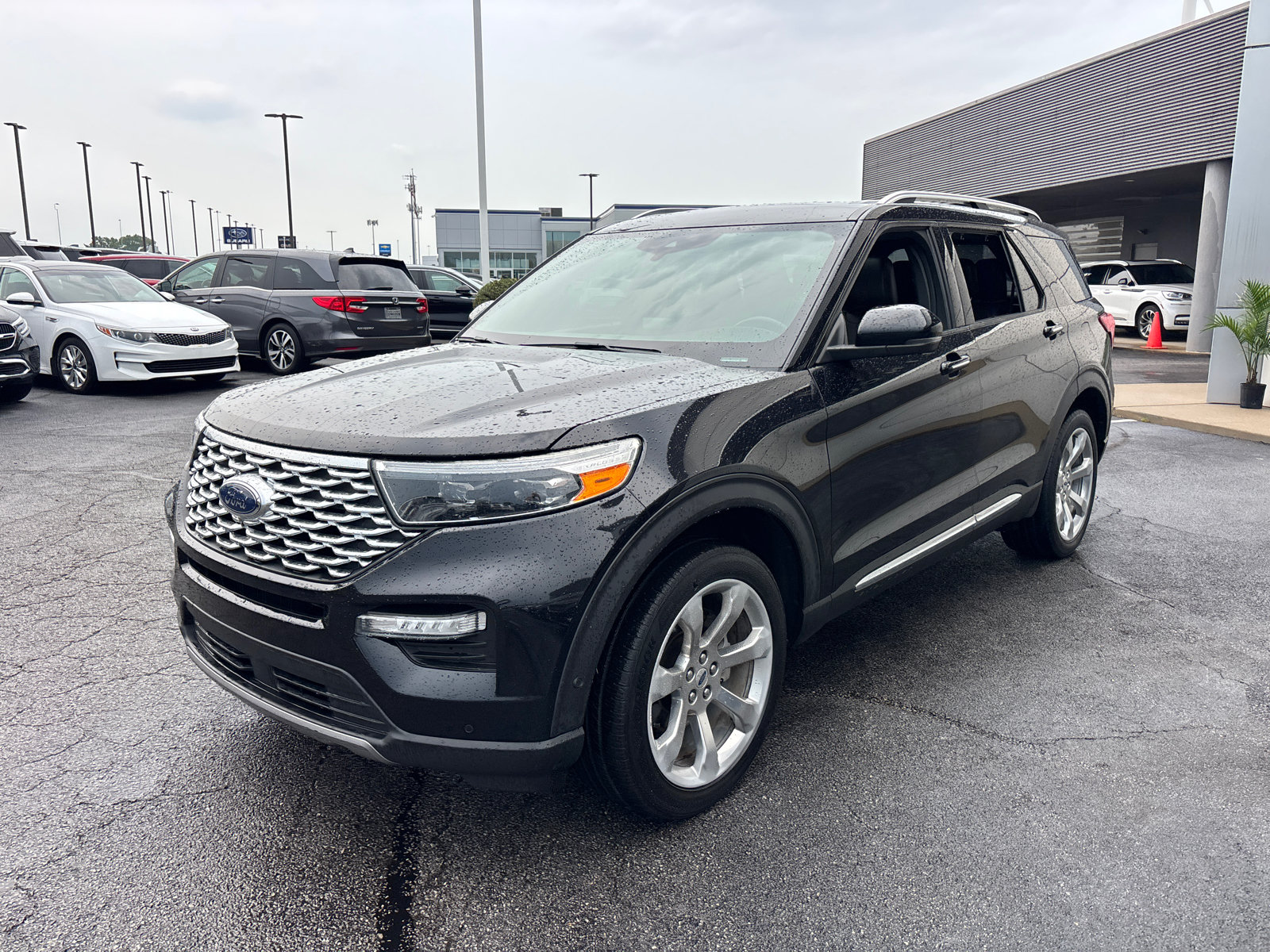 Used 2020 Ford Explorer Platinum w/ Premium Technology Package AWD/4WD image 3