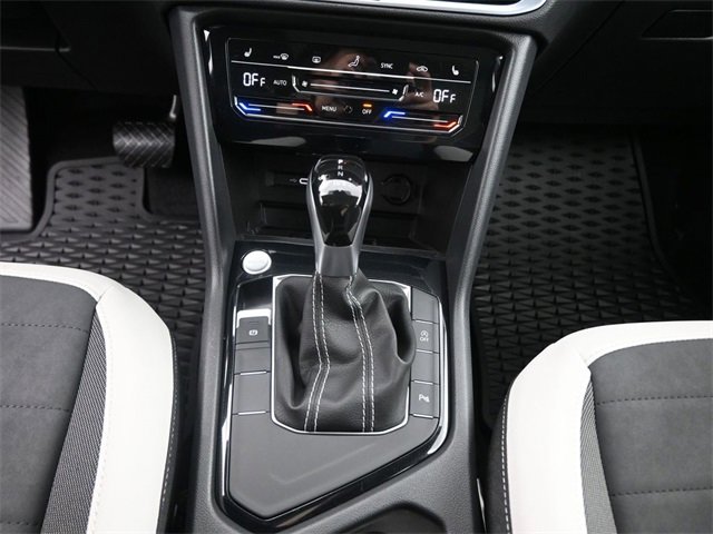 Used 2025 Volkswagen Taos SE w/ Panoramic Sunroof Package image 9