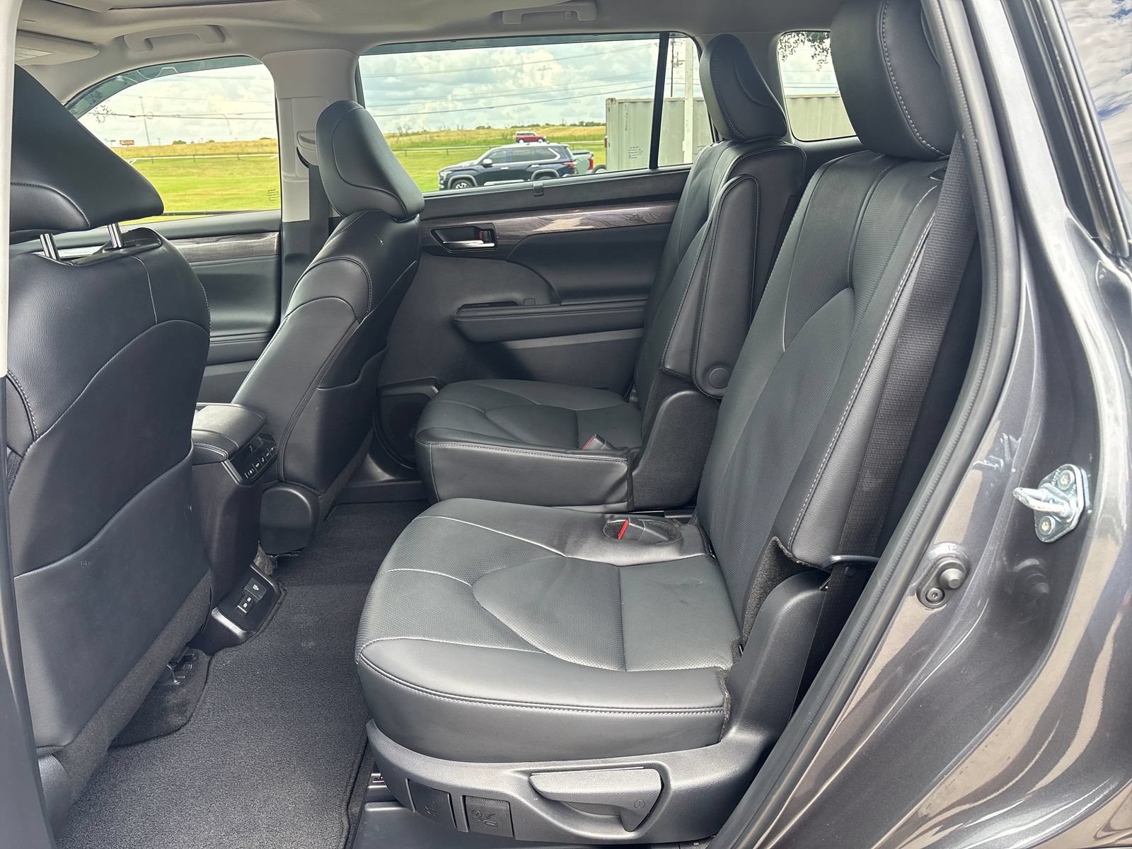 Used 2025 Toyota Highlander Limited FWD image 11