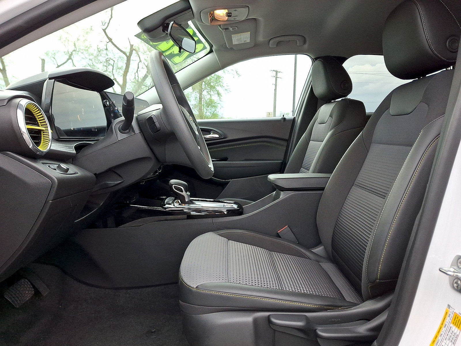 Used 2025 Chevrolet Trax LT FWD image 11