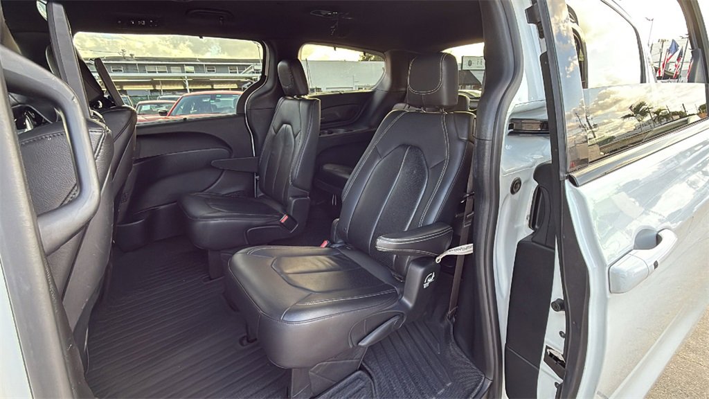 Used 2018 Chrysler Pacifica Touring-L Plus image 19