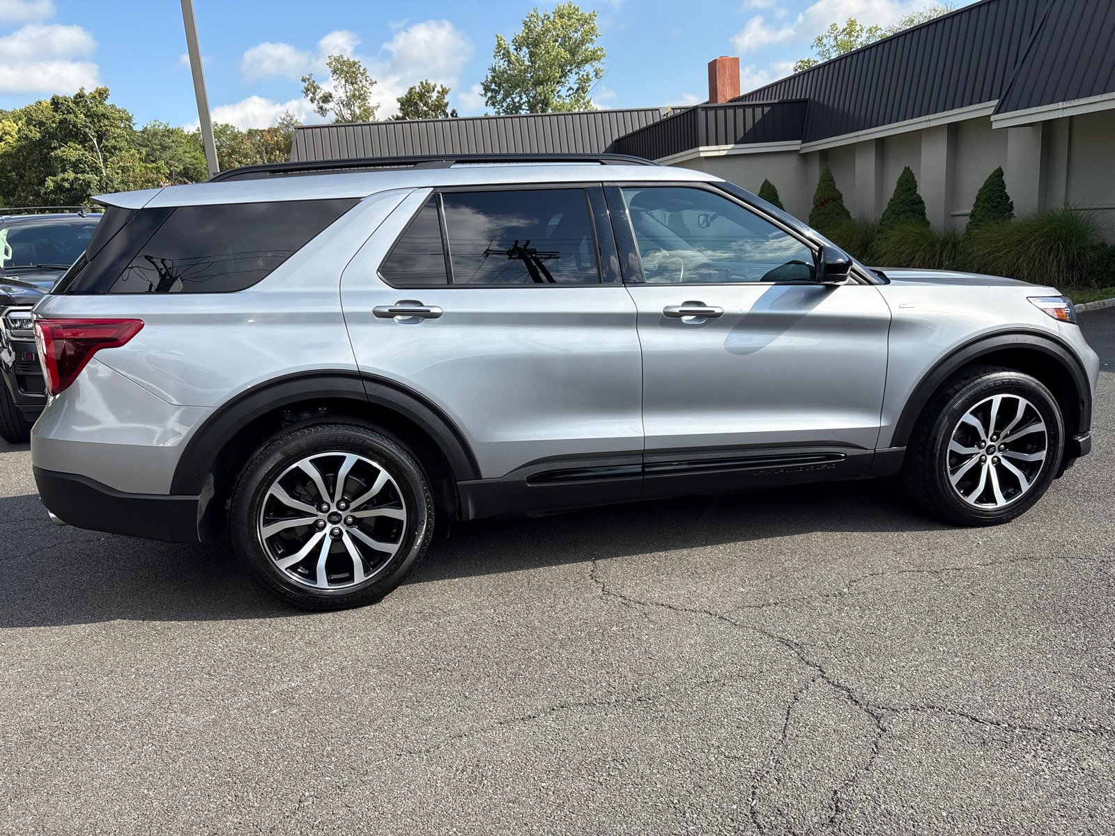 Used 2022 Ford Explorer ST-Line w/ Class IV Trailer Tow Package AWD/4WD image 9