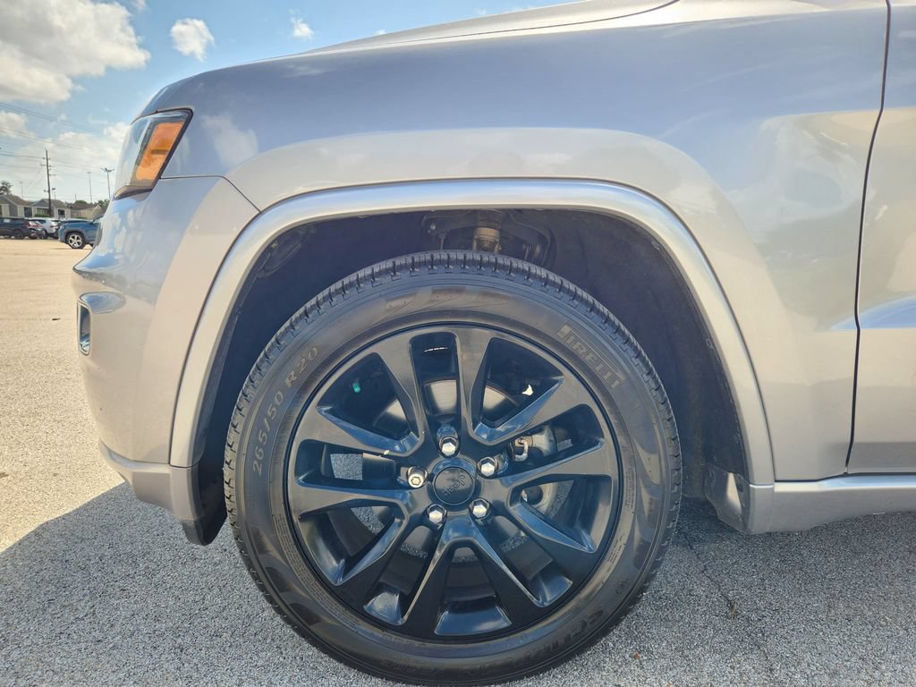 Used 2017 Jeep Grand Cherokee Altitude RWD image 5