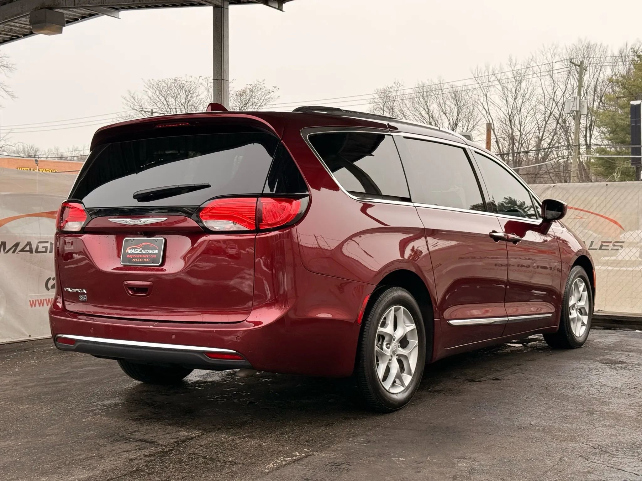 Used 2020 Chrysler Pacifica Touring-L image 9