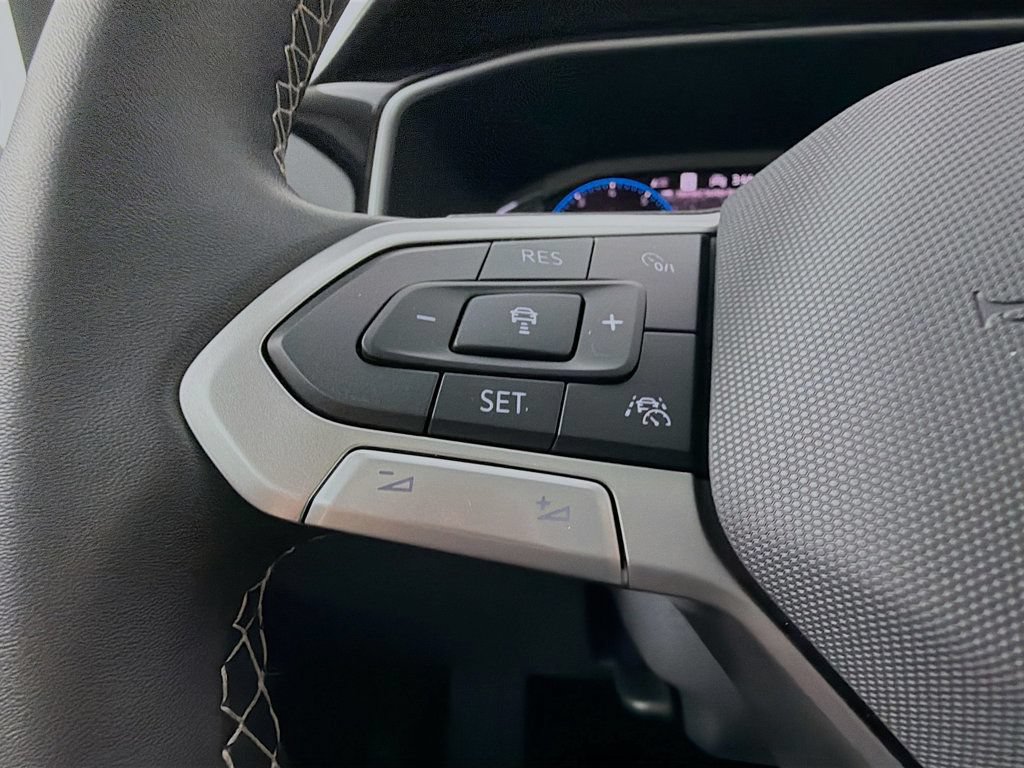 Certified 2025 Volkswagen Taos SEL AWD/4WD image 11
