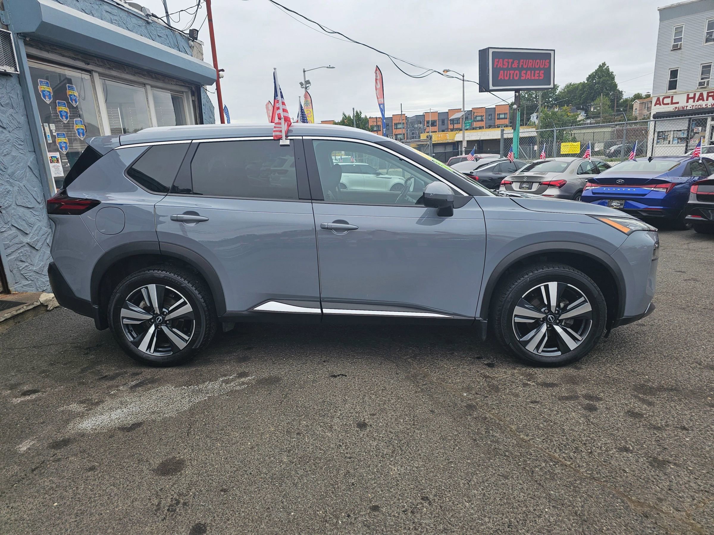 Used 2023 Nissan Rogue SL image 3