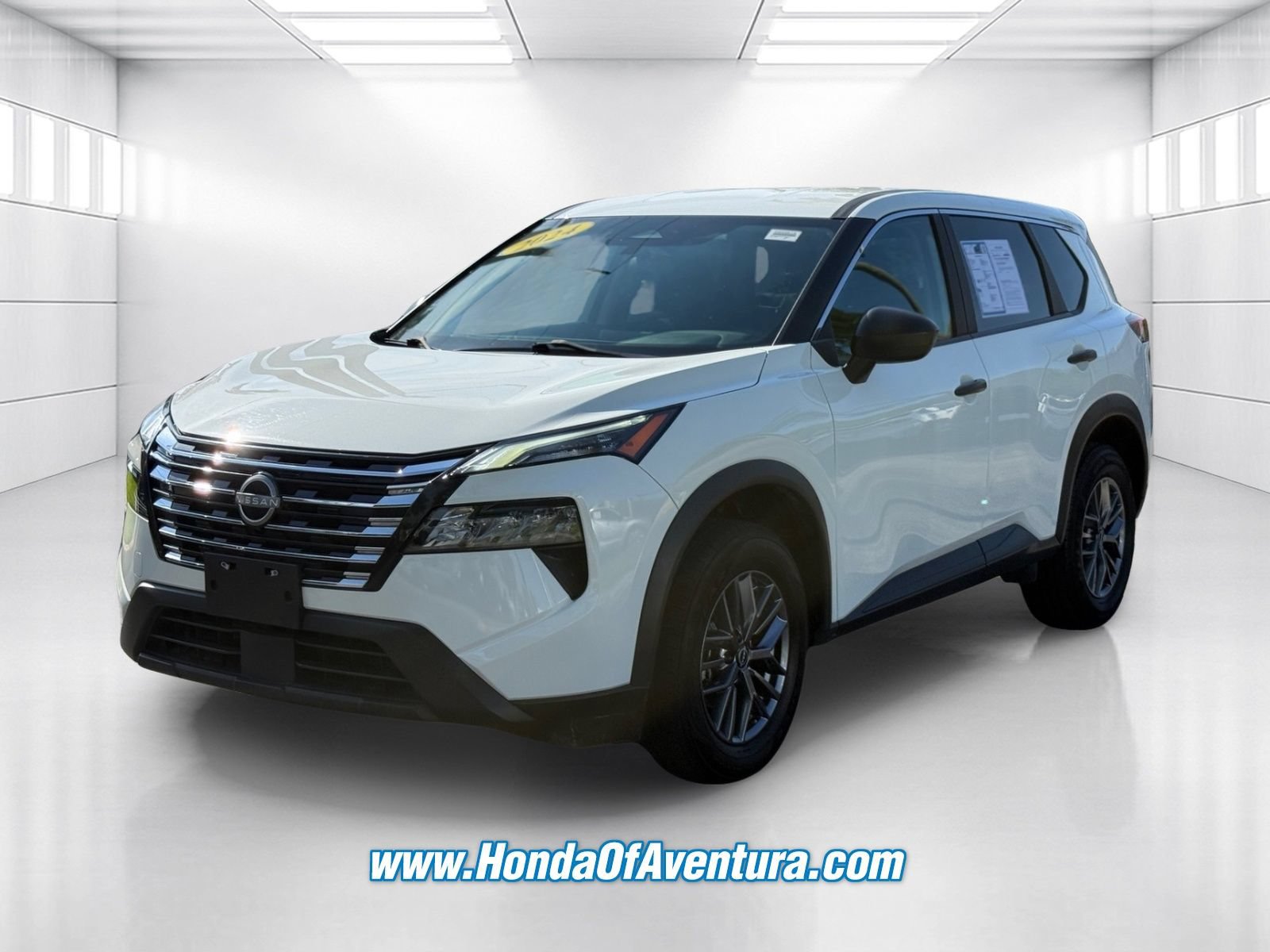 Used 2024 Nissan Rogue S AWD/4WD image 3