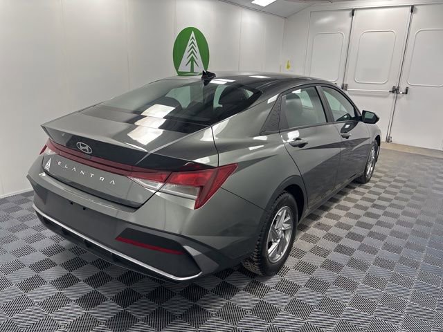 Used 2025 Hyundai Elantra SE image 6