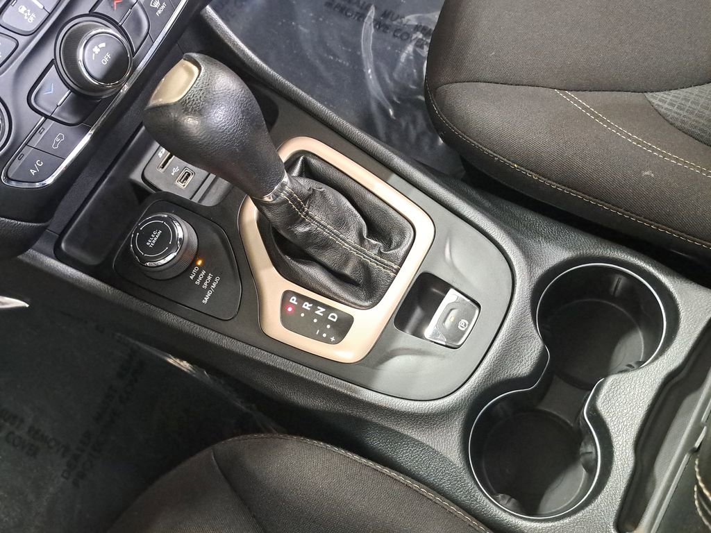 Used 2016 Jeep Cherokee Latitude w/ Cold Weather Group AWD/4WD image 25