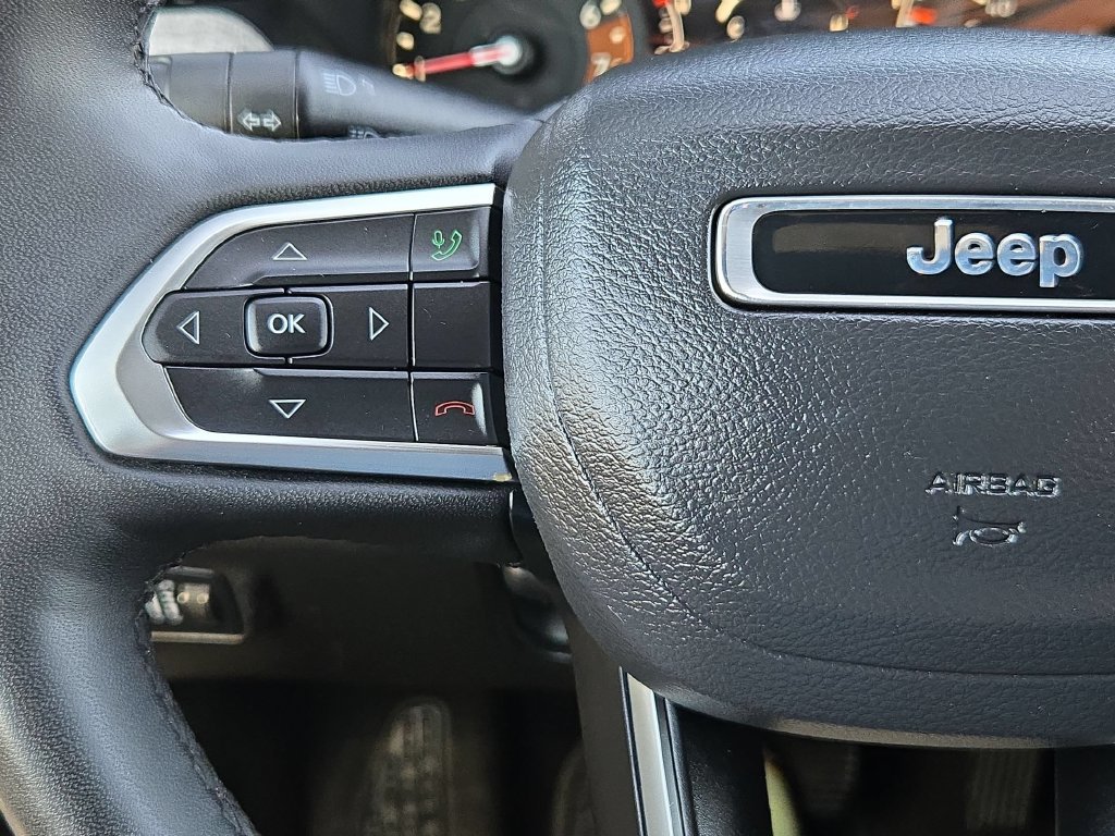 Used 2025 Jeep Compass Latitude w/ Sun & Sound Group AWD/4WD image 21