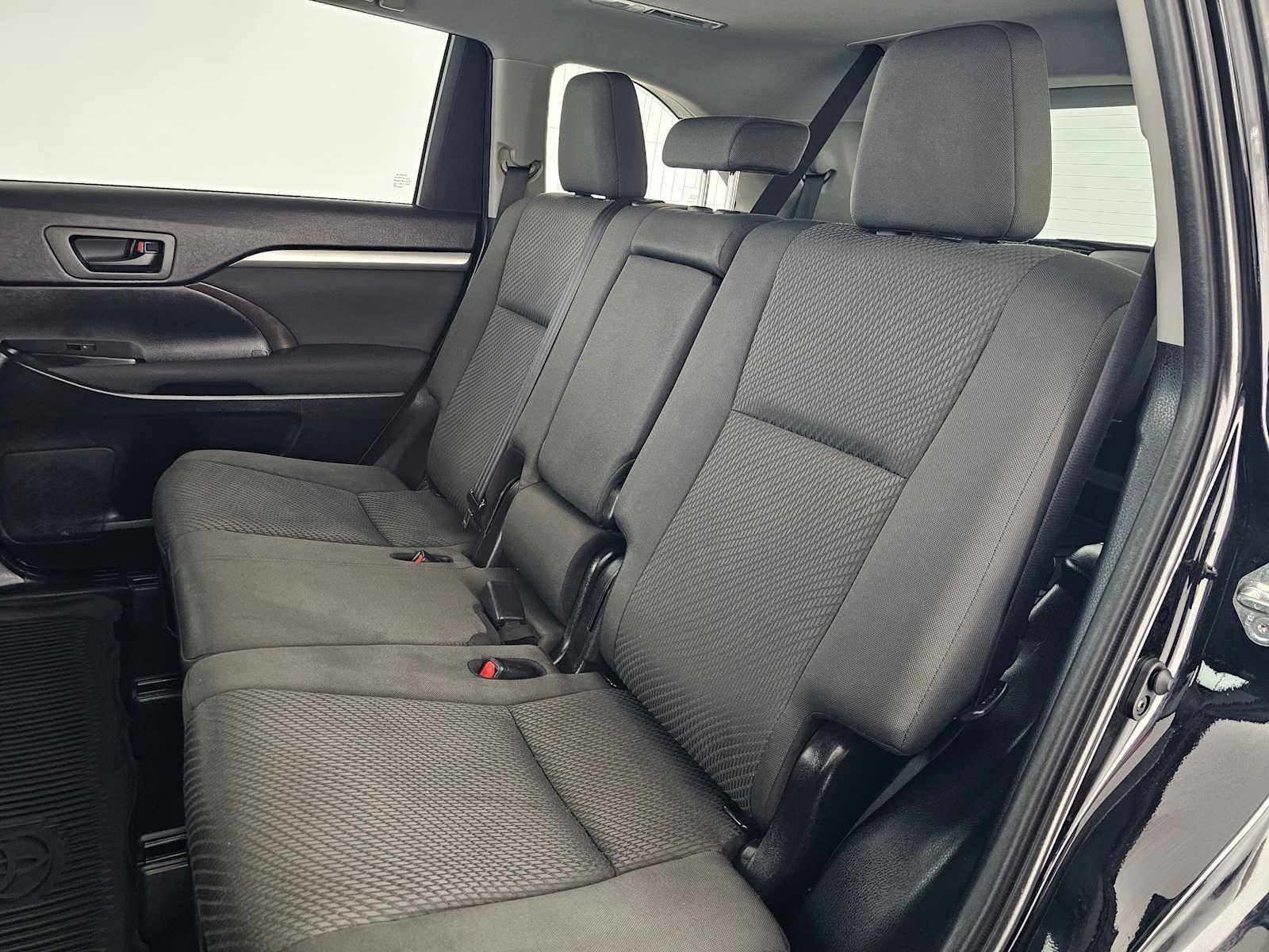 Used 2019 Toyota Highlander LE FWD image 17