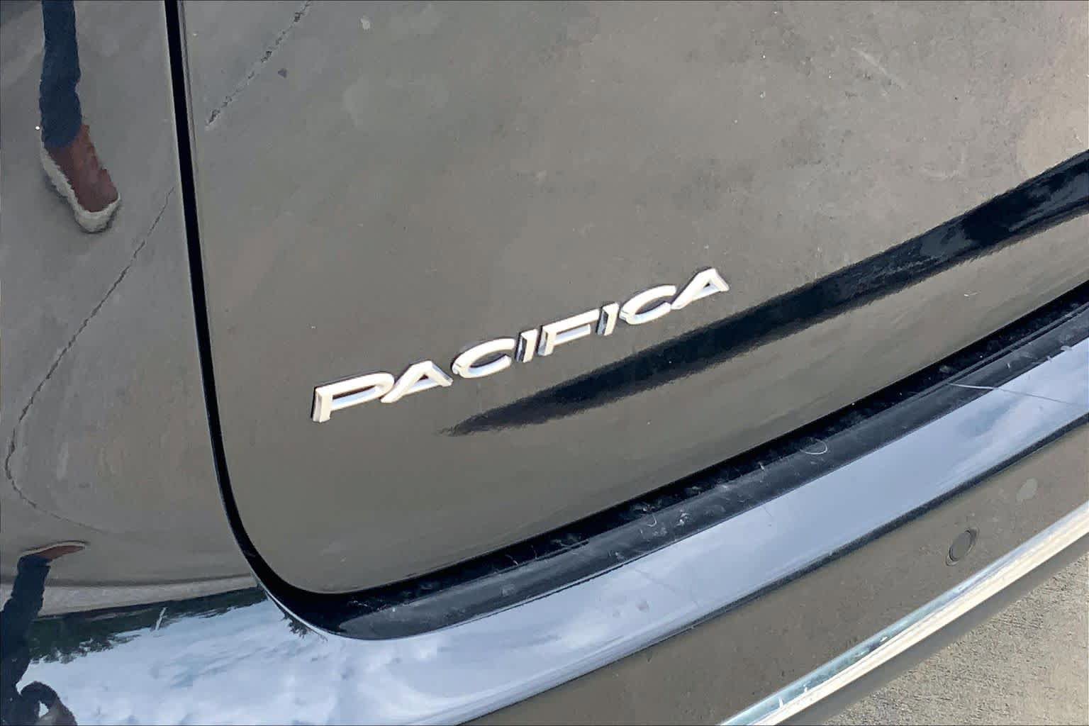 Used 2023 Chrysler Pacifica Touring-L FWD image 10