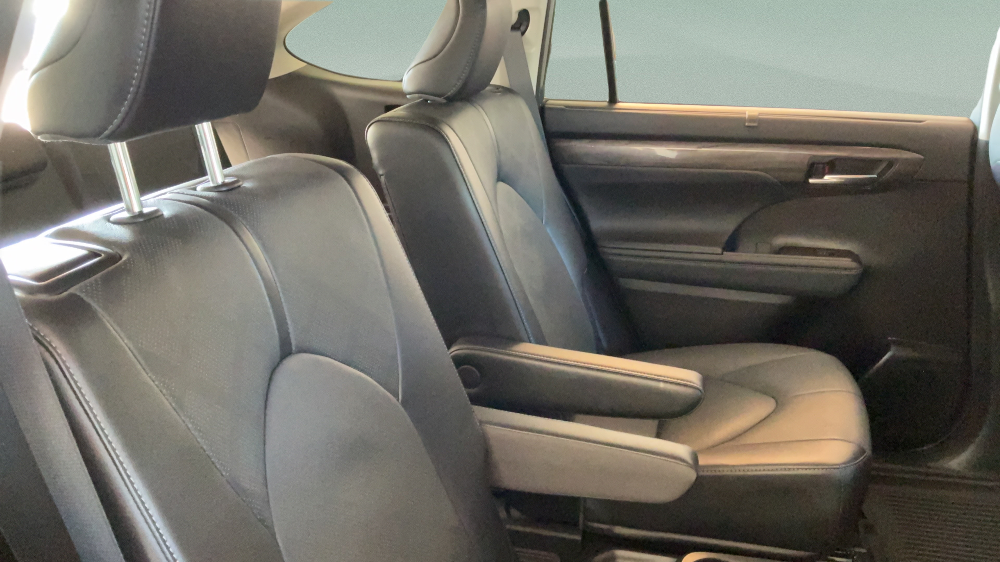 Used 2022 Toyota Highlander Platinum FWD image 32