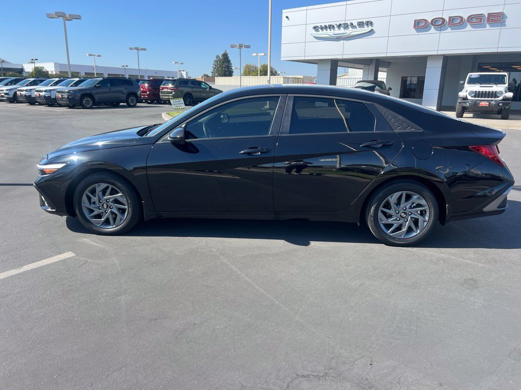 Used 2025 Hyundai Elantra Hybrid FWD image 4