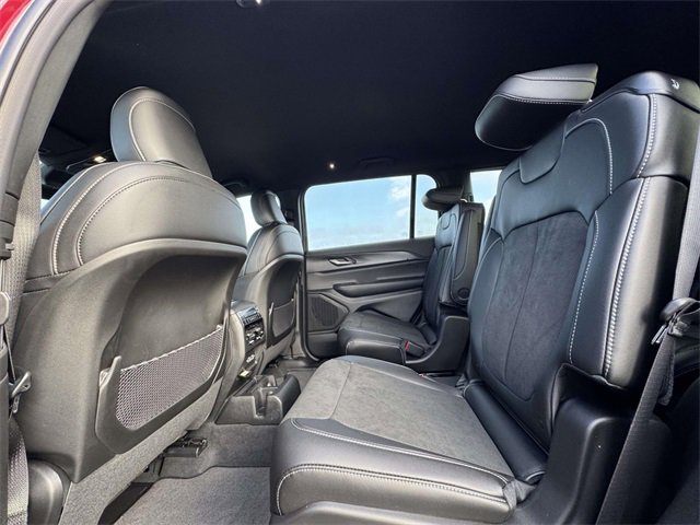 New 2025 Jeep Grand Cherokee L Laredo image 18