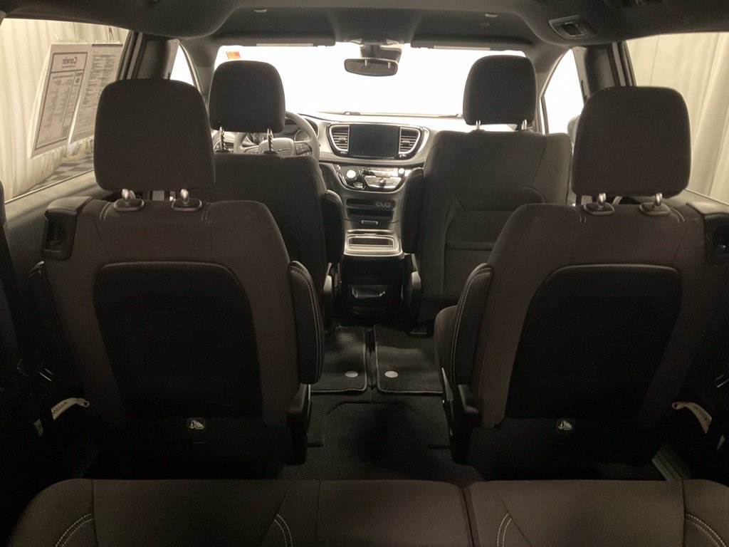 Used 2024 Chrysler Pacifica Touring FWD image 24