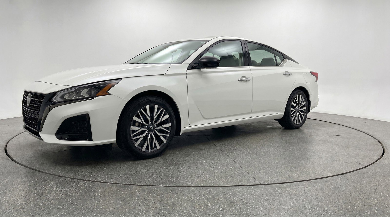 Used 2025 Nissan Altima 2.5 SV FWD image 3