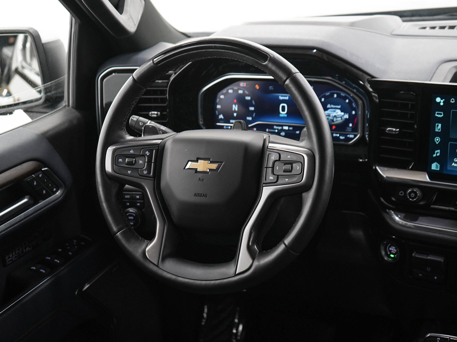 Used 2025 Chevrolet Silverado 1500 High Country w/ Technology Package AWD/4WD image 13