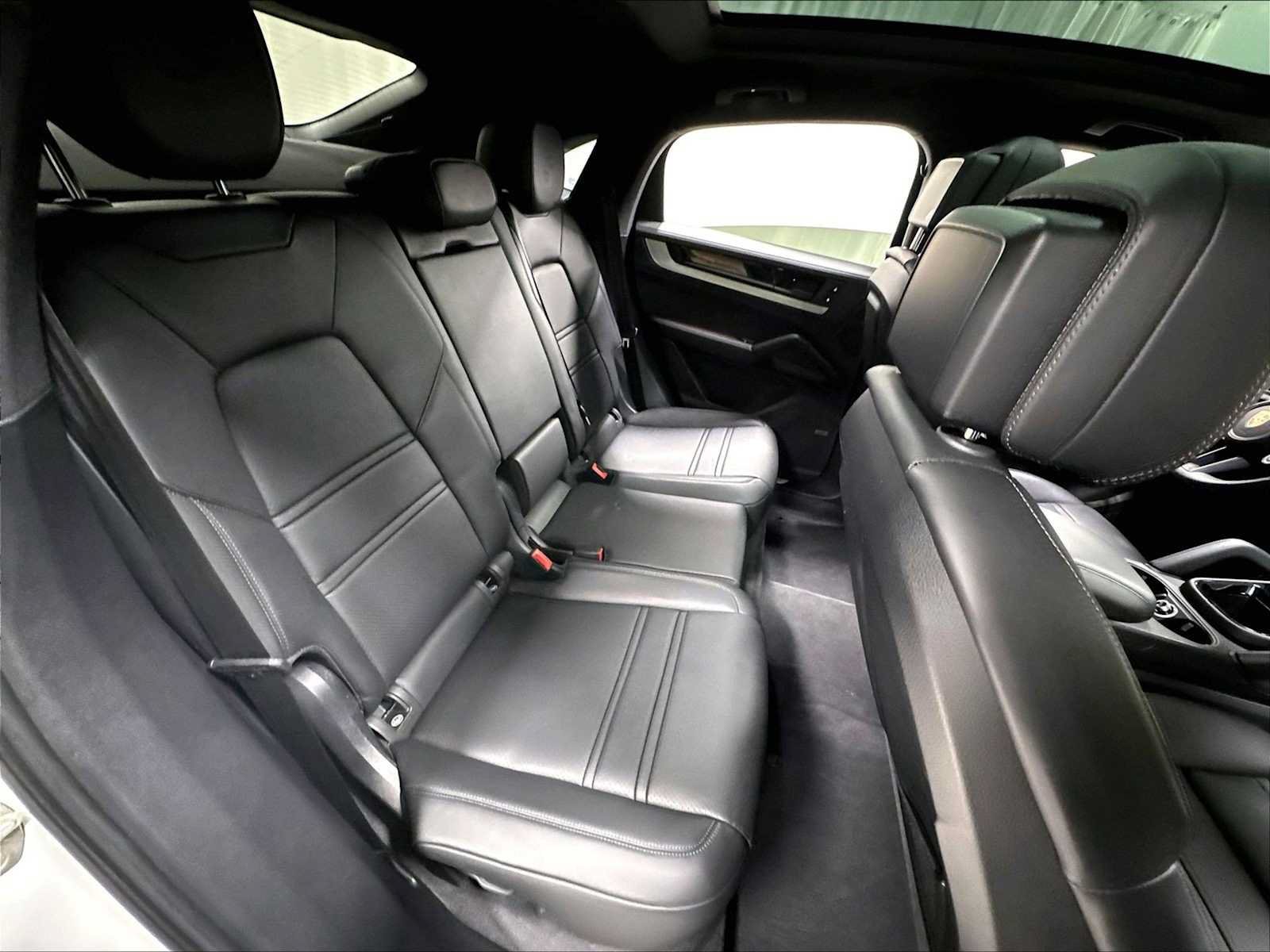 Used 2025 Porsche Cayenne Coupe AWD/4WD image 31