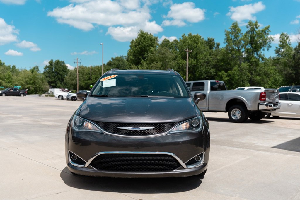 Used 2019 Chrysler Pacifica Touring-L FWD image 2