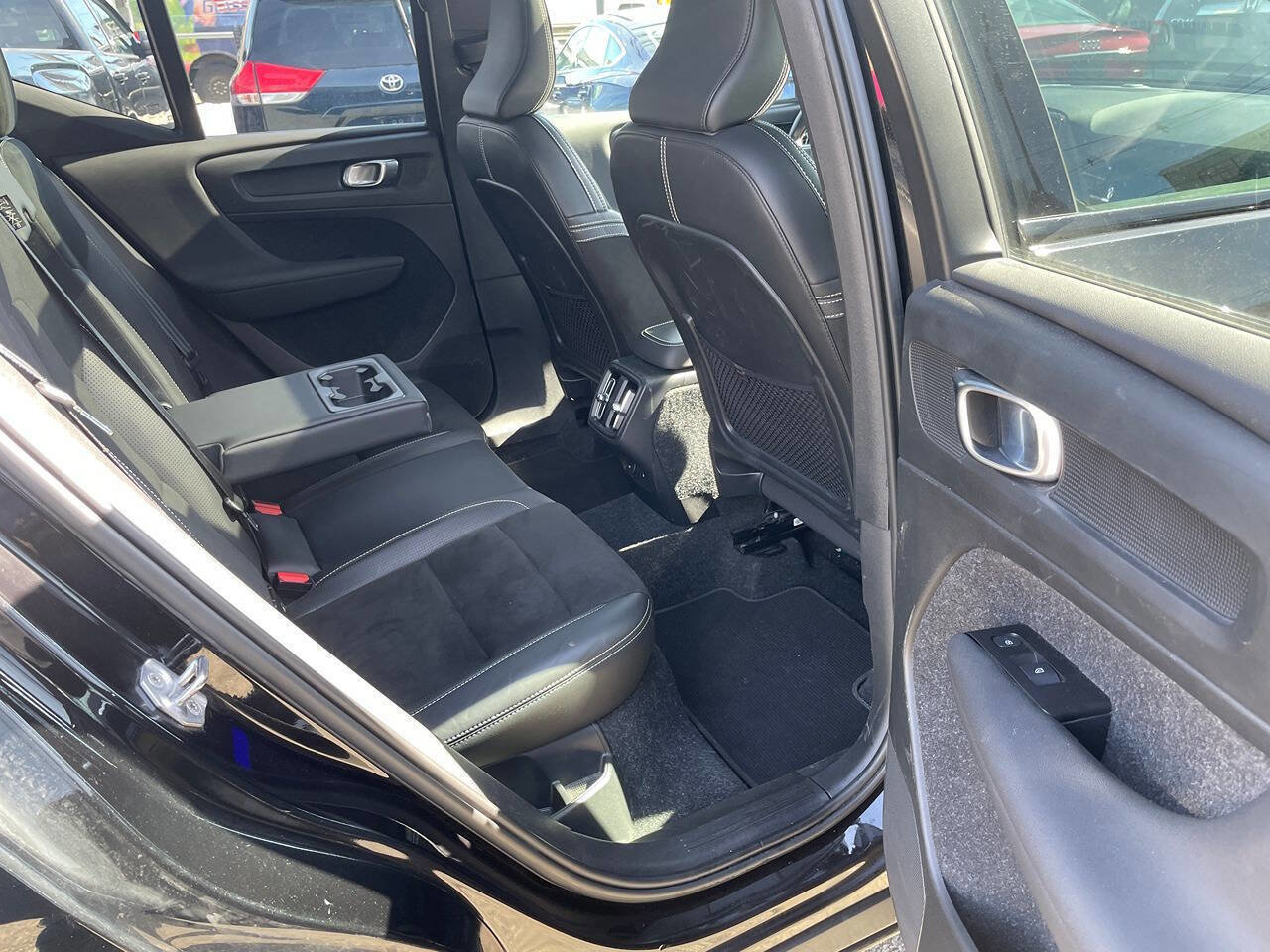 Used 2021 Volvo XC40 T5 R-Design image 11