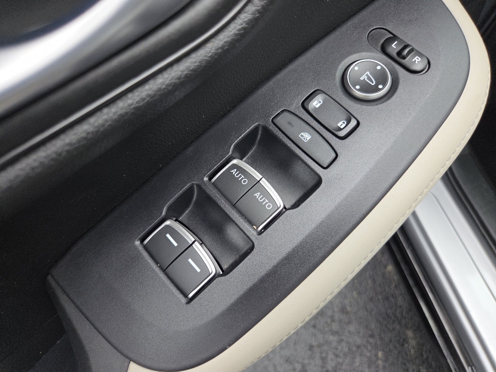 Used 2025 Honda HR-V EX-L image 30