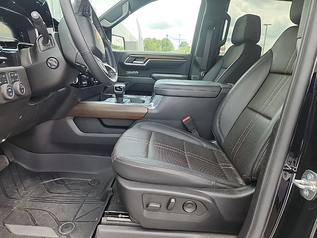 Used 2024 Chevrolet Silverado 1500 High Country w/ High Country Premium Package AWD/4WD image 10