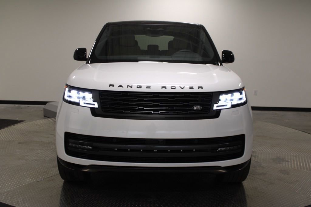 Used 2025 Land Rover Range Rover SE image 12