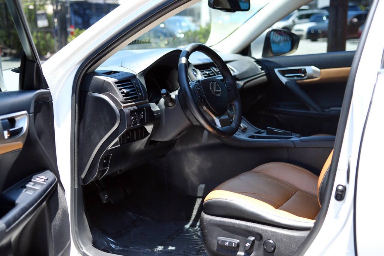 Used 2015 Lexus CT 200h FWD image 19