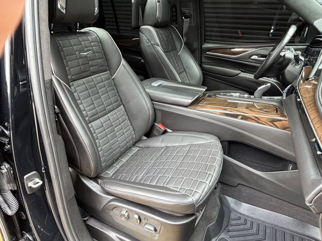 Used 2023 Cadillac Escalade ESV Sport Platinum w/ LPO, ONYX Package AWD/4WD image 24