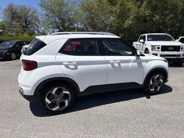 Used 2025 Hyundai Venue SEL FWD image 2