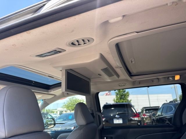 Used 2017 Toyota Sienna Limited Premium FWD image 9
