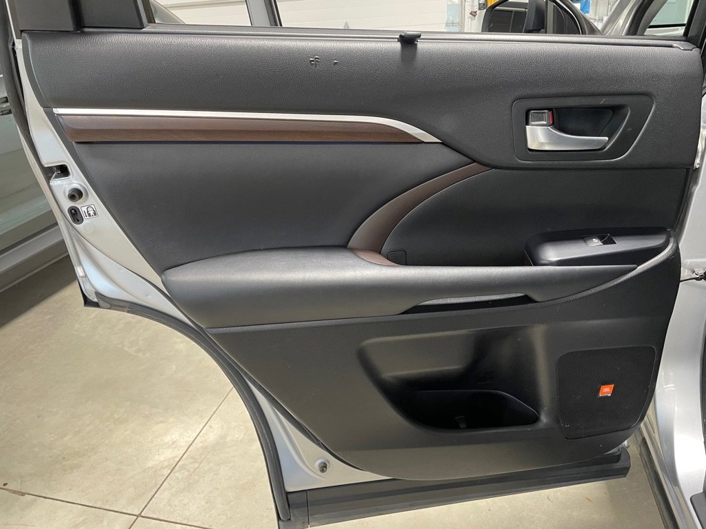 Used 2016 Toyota Highlander Limited Platinum image 17