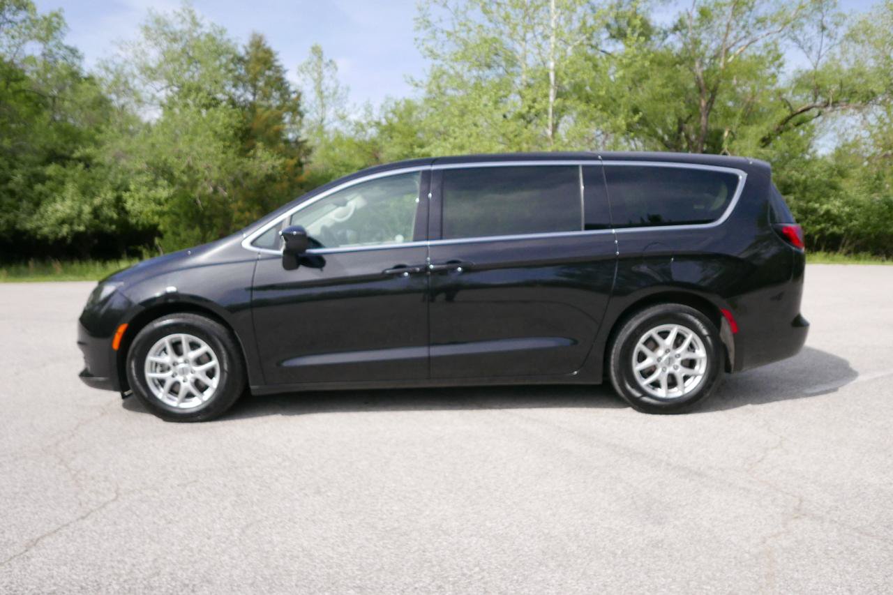 Used 2022 Chrysler Voyager LX FWD image 2