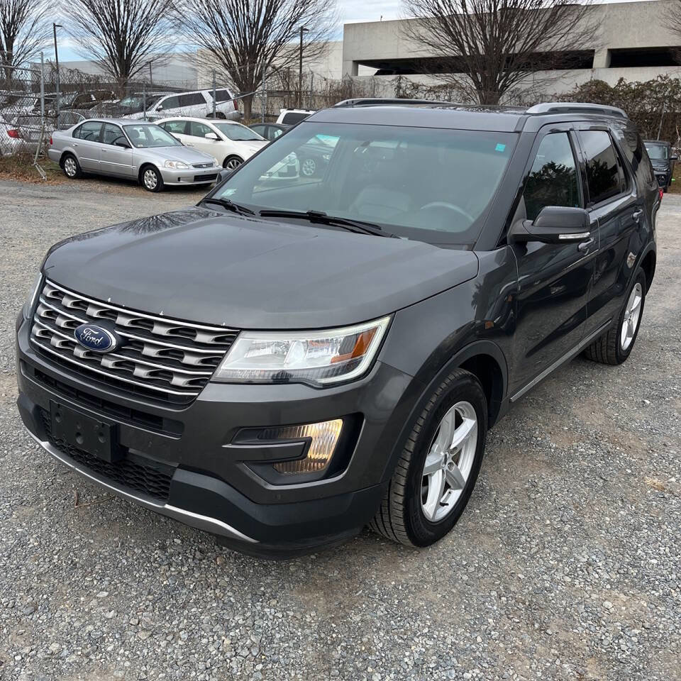 Used 2016 Ford Explorer XLT w/ Equipment Group 202A AWD/4WD image 1
