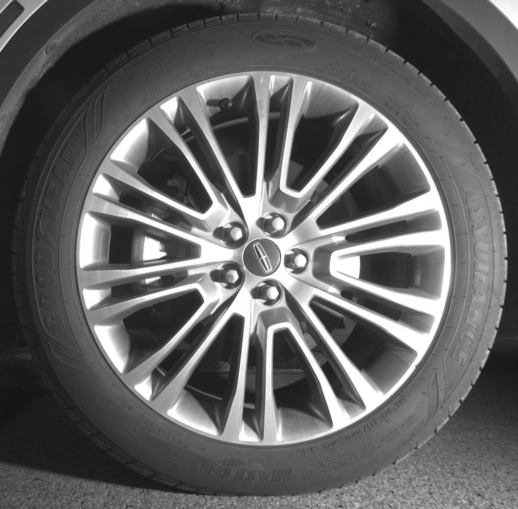 Used 2016 Lincoln MKX Reserve w/ Technology Package FWD image 9