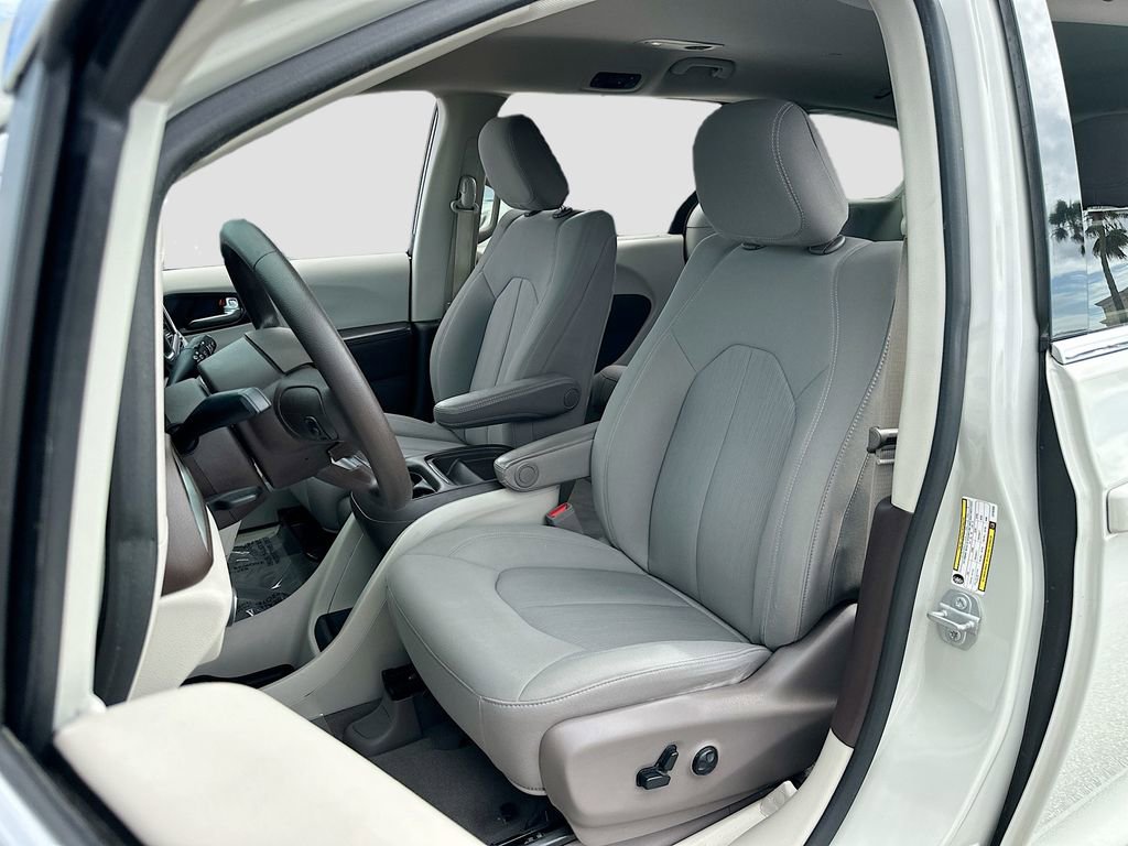 Used 2020 Chrysler Pacifica Touring image 19