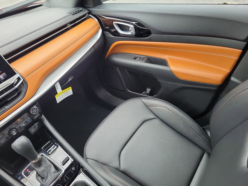 Used 2024 Jeep Compass Limited image 18