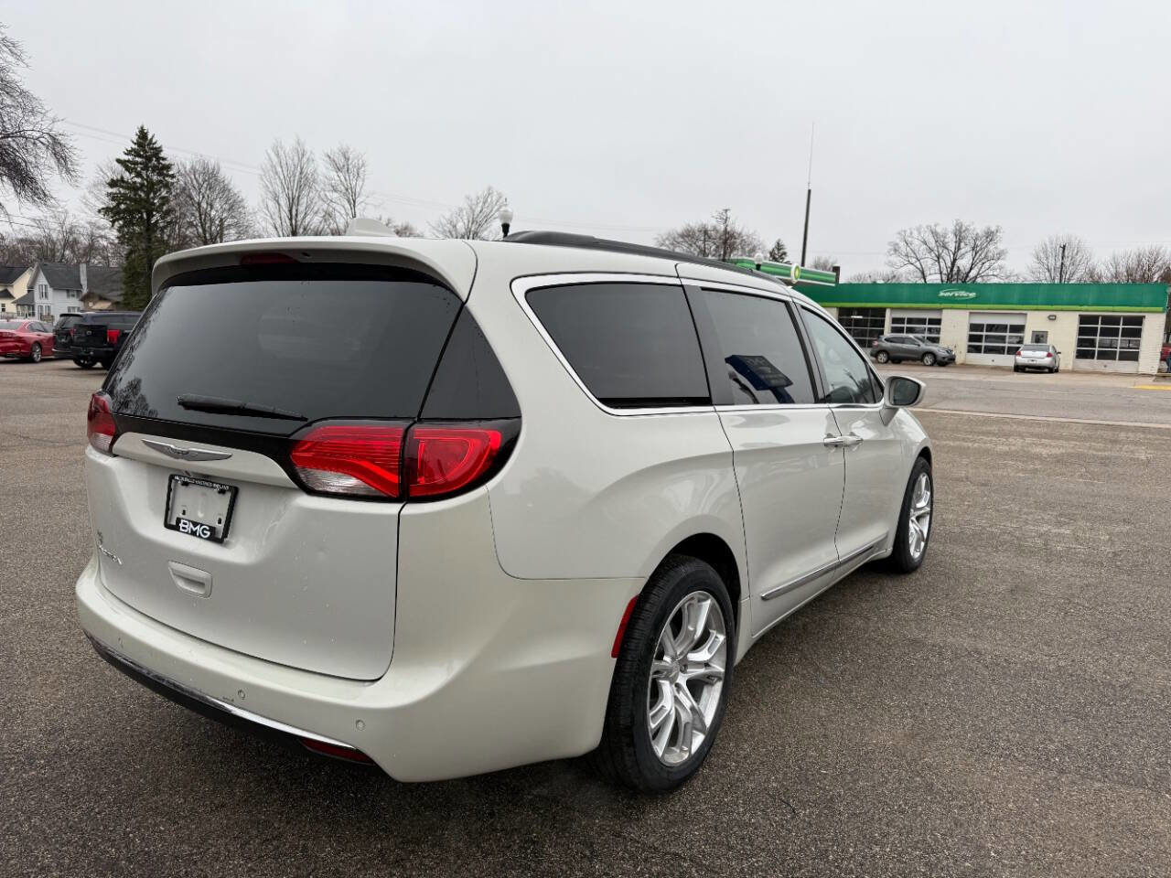 Used 2017 Chrysler Pacifica Touring-L FWD image 5