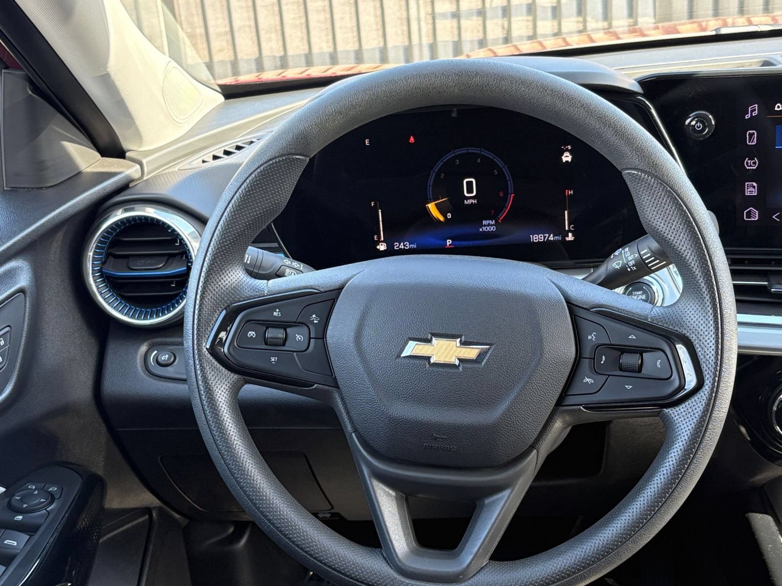 Used 2025 Chevrolet Trax LT FWD image 33