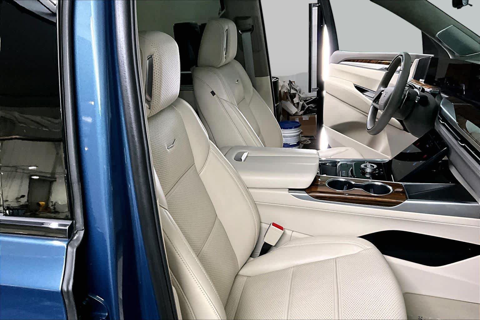 Used 2026 Cadillac Escalade Platinum Sport w/ LPO, ONYX Package AWD/4WD image 8