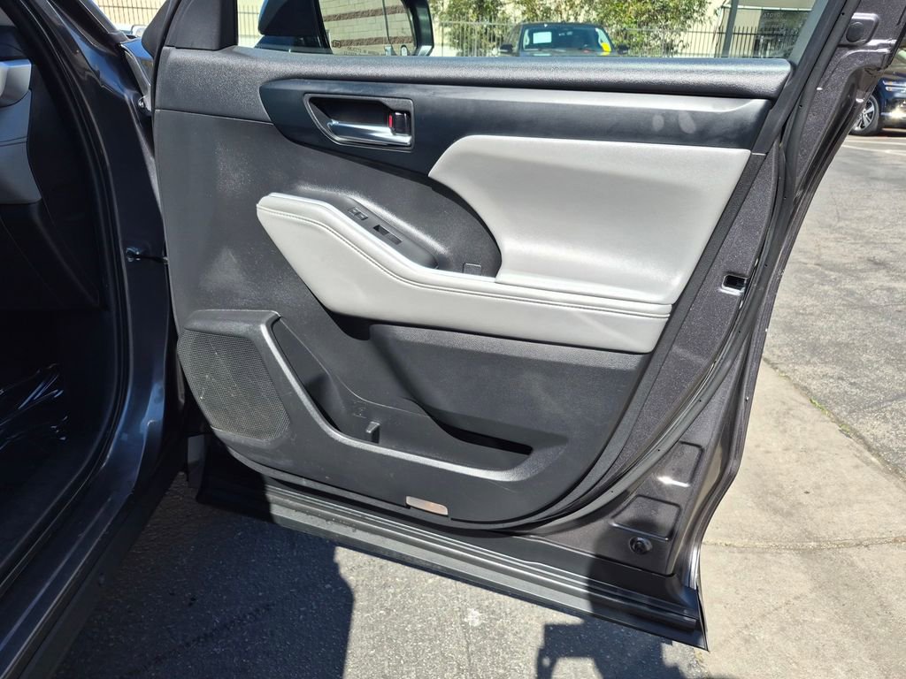 Used 2022 Toyota Highlander XLE image 31