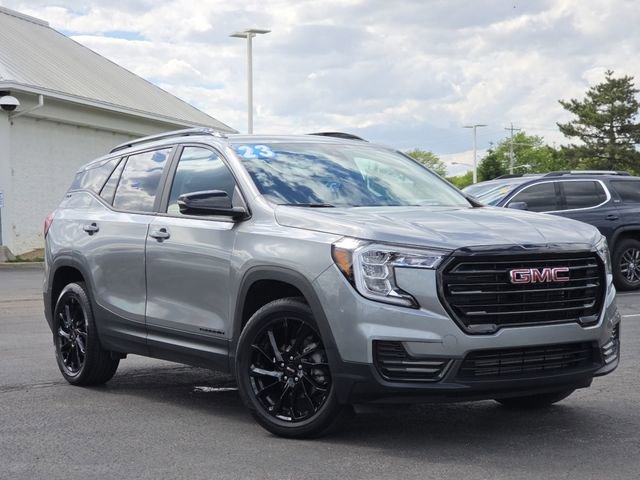Used 2023 GMC Terrain SLE w/ Driver Convenience Package FWD image 2