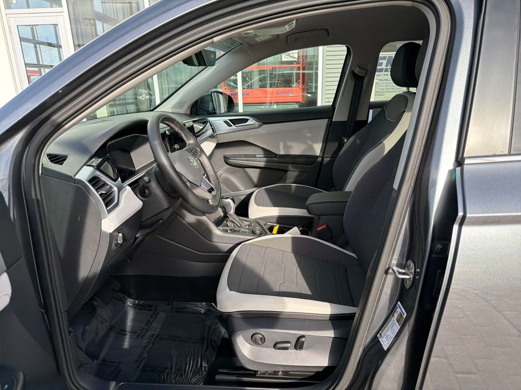 Certified 2025 Volkswagen Taos SE image 11