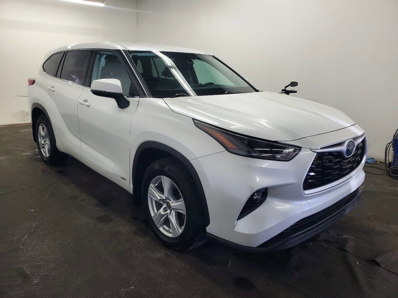 Used 2022 Toyota Highlander LE image 3